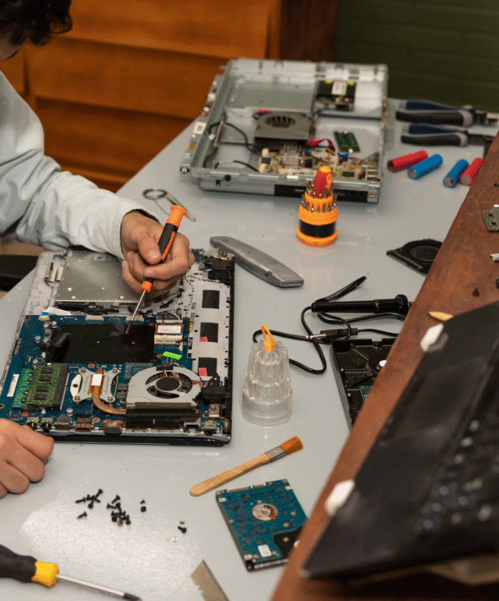 Tècnico Reparador de equipos electronicos
